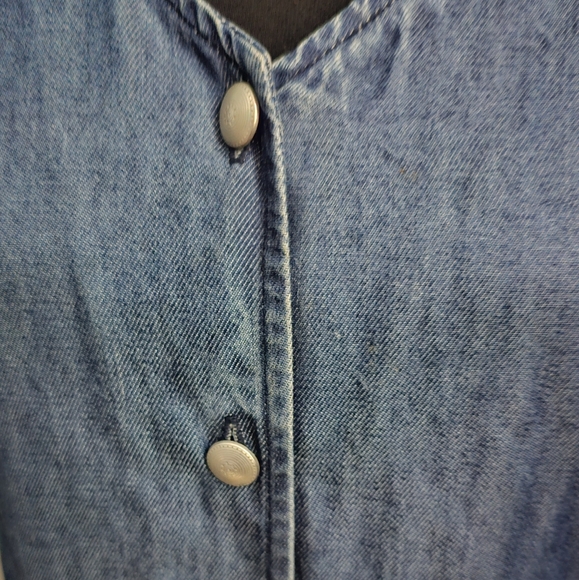 Soft denim Sleeveless button down Blouse - Picture 5 of 10